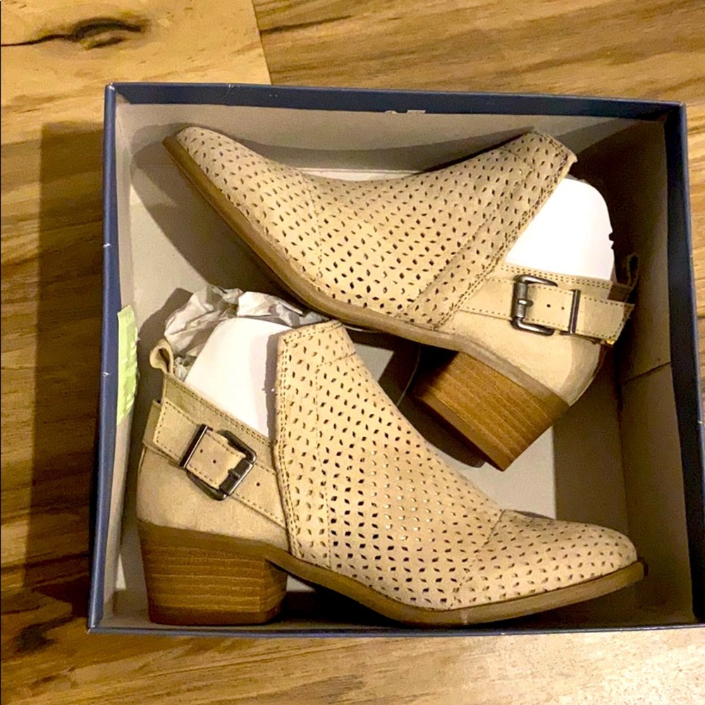 NWT Universal Thread Gray Booties